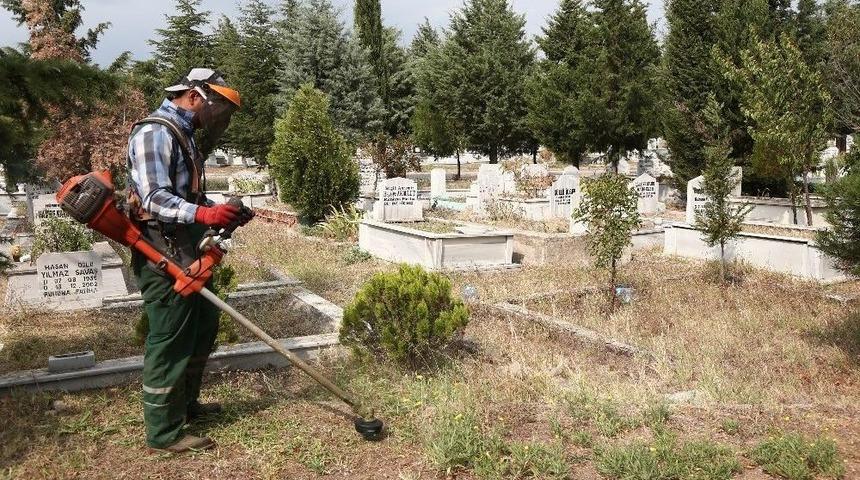 Kırklareli&rsquo;nde Mezarlıklar Bayrama Hazır