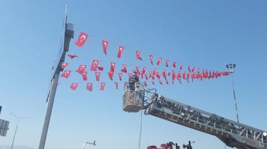 Manisa Bayraklarla Donatıldı