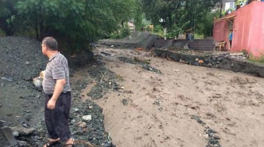 D&ouml;rtyol'da Sağanak Yağış Etkili Oldu