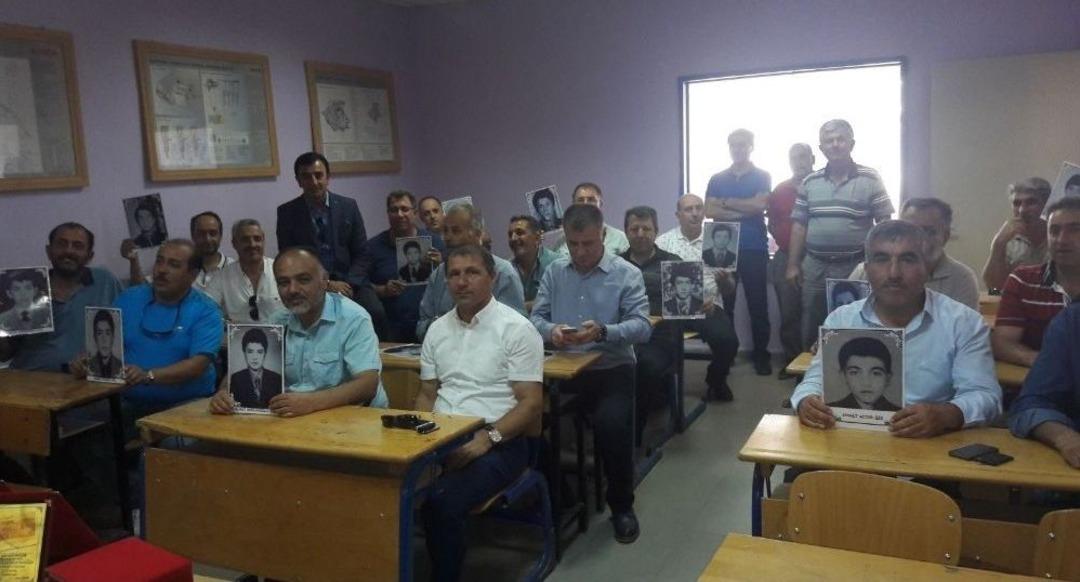 33 Yıl Aradan Sonra Aynı Sırada Yan Yana Oturdular