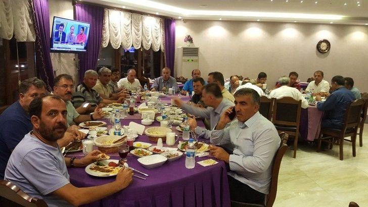 33 Yıl Aradan Sonra Aynı Sırada Yan Yana Oturdular G2