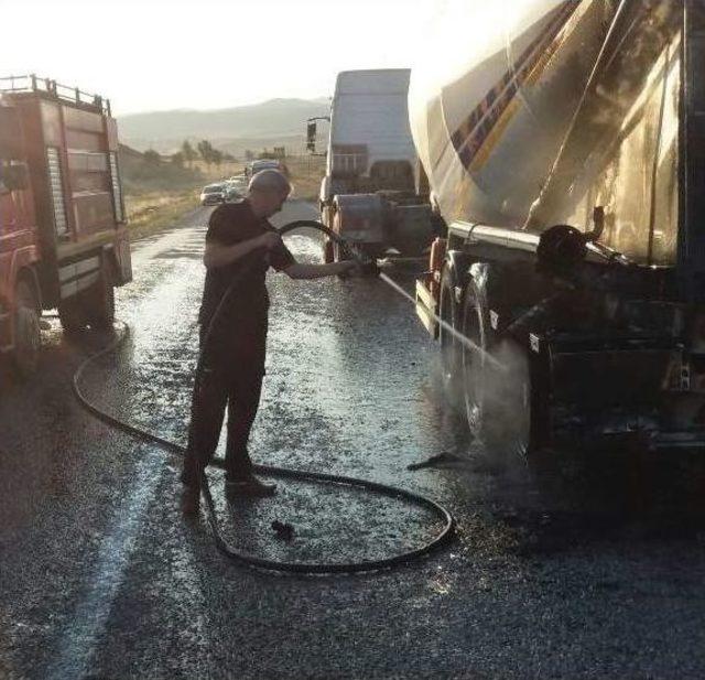 Seyir Halindeki Tır’ın Lastikleri Yandı