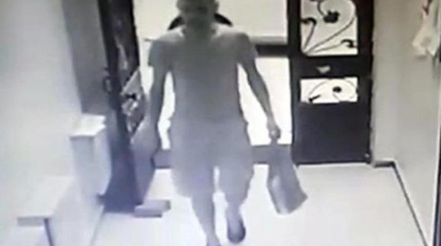 Kiralık Otomobille Ayakkabı &Ccedil;alan Hırsız G&uuml;venlik Kamerasına Yakalandı