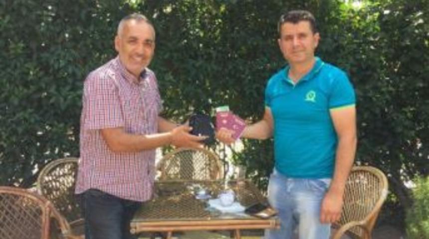 Tuvalette Bulduğu I&ccedil;i Para Dolu &Ccedil;antayı Sahibine Verdi