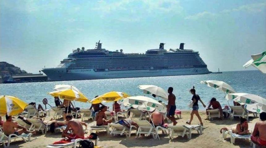 Kuşadası&rsquo;na 3 Gemiyle 3 Bin 500 Turist Geldi
