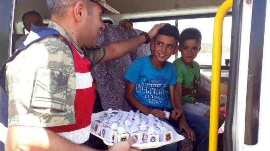 Van'da Jandarmadan &Ccedil;ocuklara Kıyafet, S&uuml;r&uuml;c&uuml;lere Uyarı