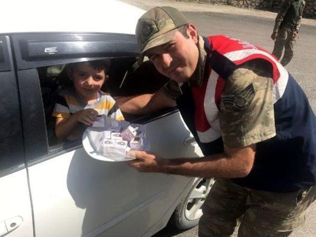 Van'da Jandarmadan Çocuklara Kıyafet, Sürücülere Uyarı