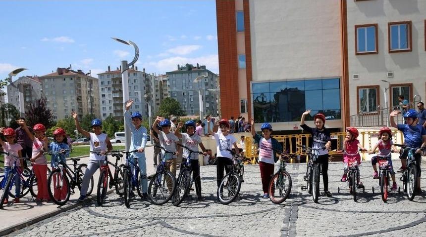 Konya&rsquo;da 40 G&uuml;n Camiye Giden &Ccedil;ocuklar Bayram Hediyelerini Aldı