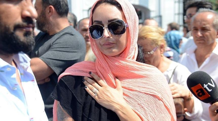 Vatan Şaşmaz’ın Cenazesine Filiz Aker’in Yeğeni Dora Ercan Da Katıldı