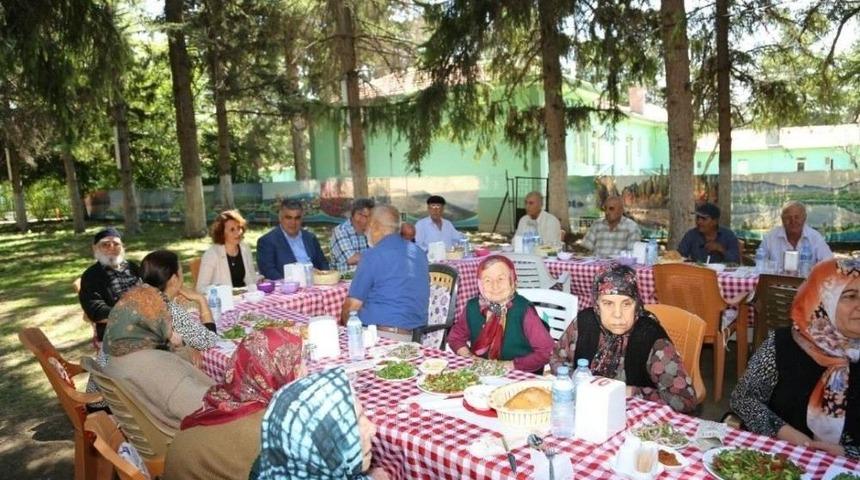Başkan &Ouml;zg&uuml;ven, Huzurevi Sakinlerini Yemekte Buluşturdu
