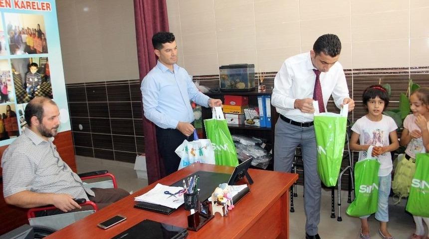 Sosyal Medya &Uuml;zerinden Temasa Ge&ccedil;ti, &Ccedil;ocuklar Bayramlık Elbiseye Kavuştu