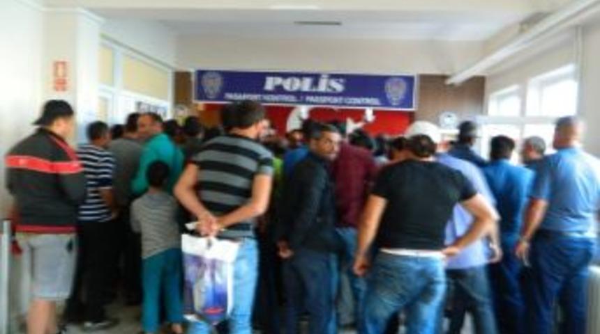 T&uuml;rkg&ouml;z&uuml; Sınır Kapısı&rsquo;ndan Bayram Ge&ccedil;işleri