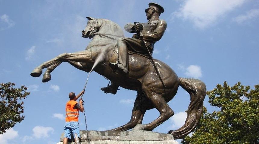 Samsun&rsquo;da Atat&uuml;rk Heykeline Bayram Temizliği