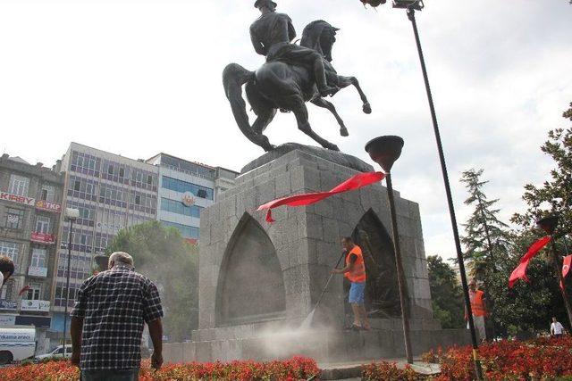 Samsun’da Atatürk Heykeline Bayram Temizliği