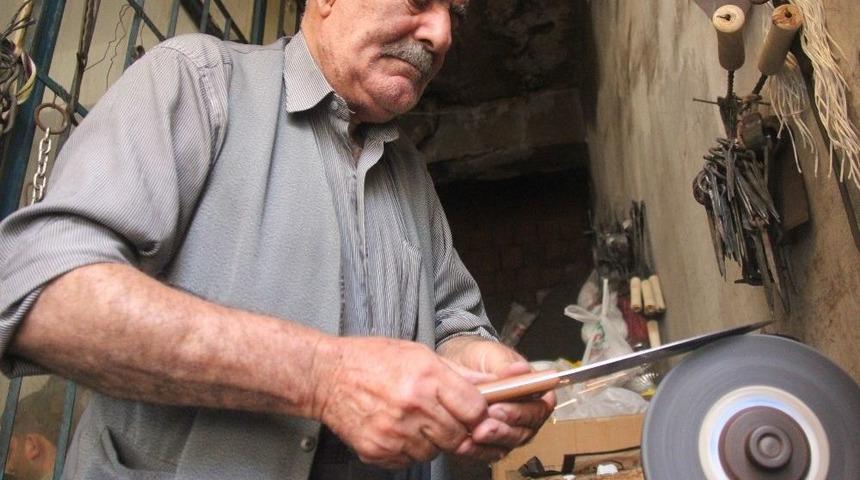 83 Yaşındaki Bı&ccedil;ak Bileme Ustası, Hala Mesleğini Devam Ettiriyor