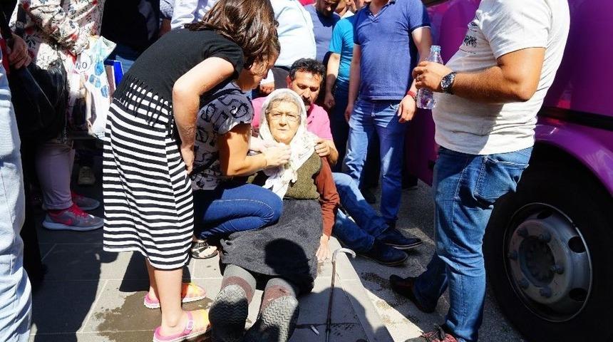 Otob&uuml;s&uuml;n Altında Kalan Yaşlı Kadını Vatandaşlar Kurtardı