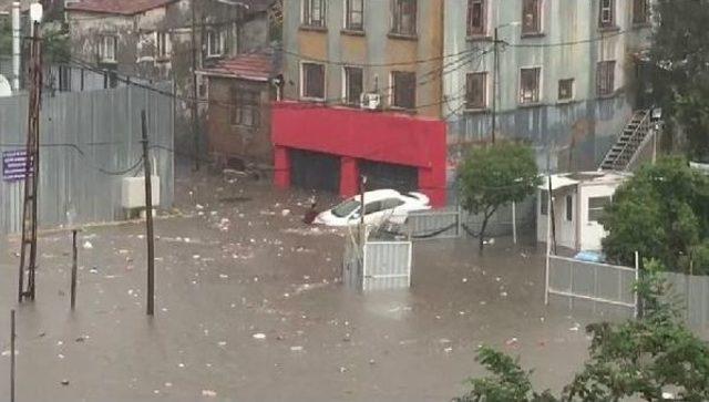 Dolapdere'de Kuvvetli Yağış Sonrası Su Baskını