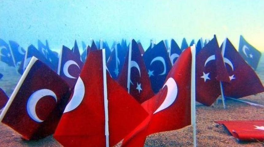 Denizin Altında 30 Ağustos'u Kutladılar