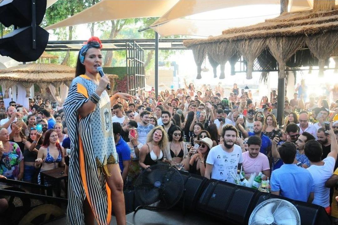 Demet Akalın 11 Yıllık Kıyafetle Sahneye &Ccedil;ıktı, Kendini Parf&uuml;m Yağmuruna Tuttu