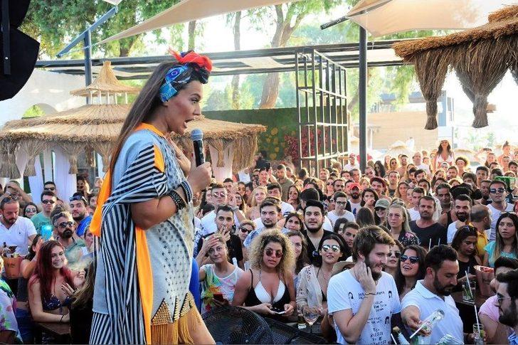 Demet Akalın 11 Yıllık Kıyafetle Sahneye Çıktı, Kendini Parfüm Yağmuruna Tuttu G1