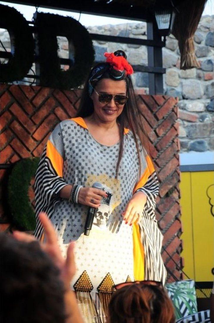 Demet Akalın 11 Yıllık Kıyafetle Sahneye Çıktı, Kendini Parfüm Yağmuruna Tuttu G2