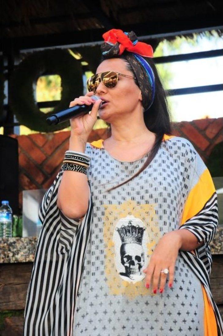 Demet Akalın 11 Yıllık Kıyafetle Sahneye Çıktı, Kendini Parfüm Yağmuruna Tuttu G3