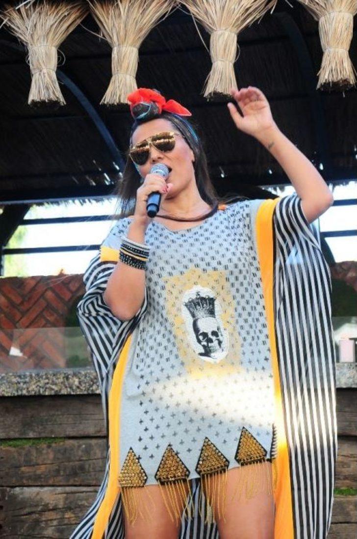 Demet Akalın 11 Yıllık Kıyafetle Sahneye Çıktı, Kendini Parfüm Yağmuruna Tuttu G4