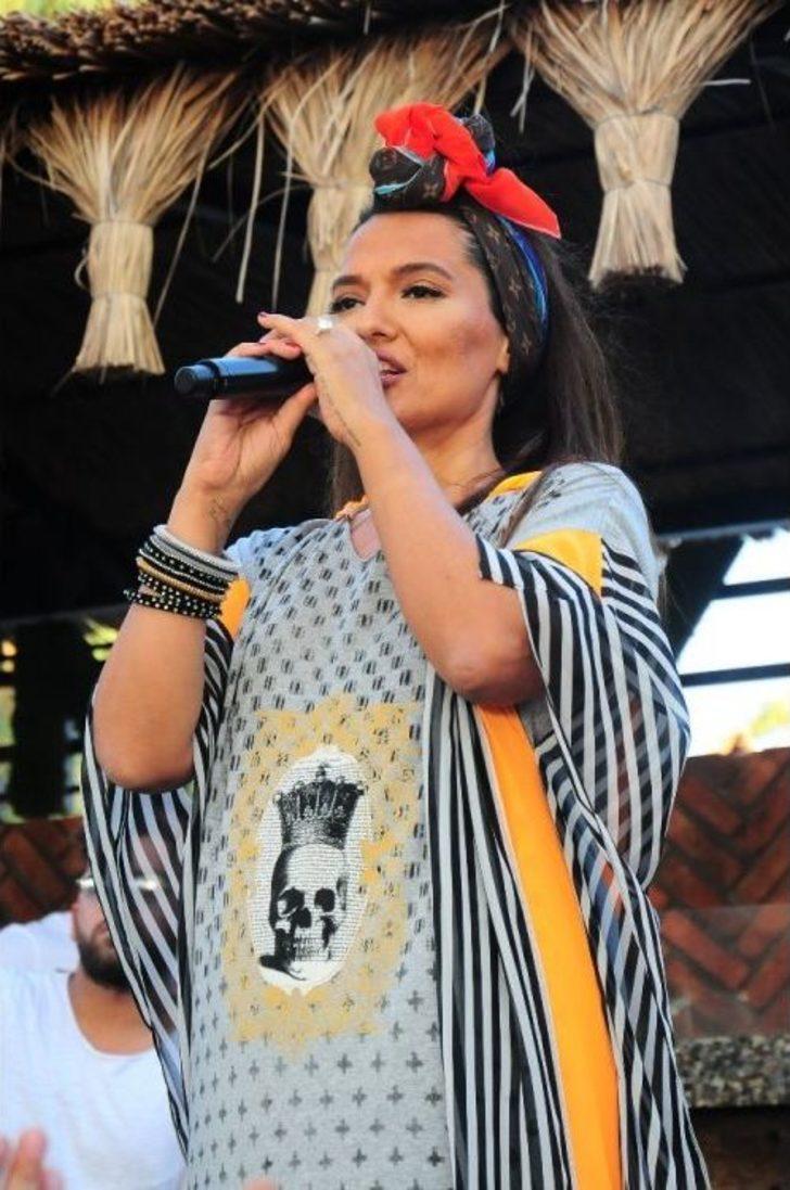 Demet Akalın 11 Yıllık Kıyafetle Sahneye Çıktı, Kendini Parfüm Yağmuruna Tuttu G5