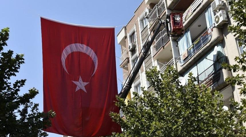 Yunusemre&rsquo;de Caddeler Bayraklarla Donatıldı