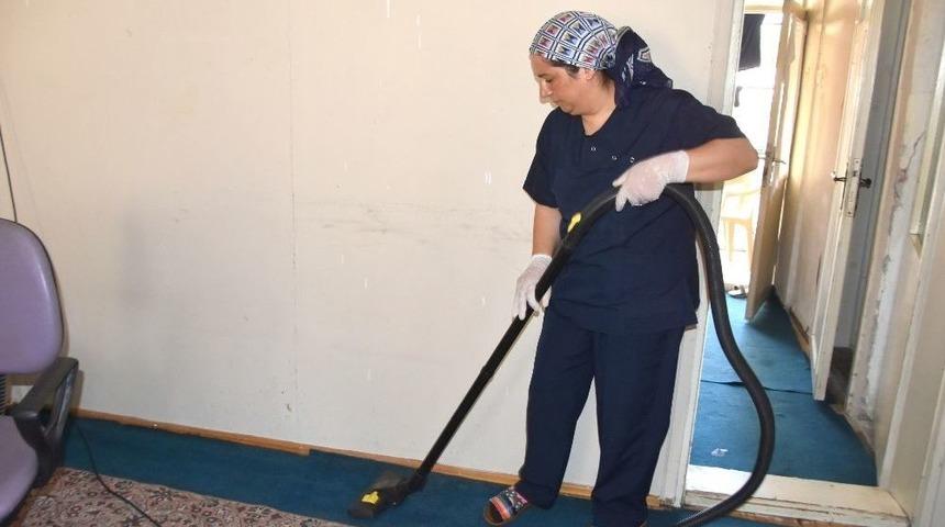 Salihli&rsquo;de İhtiya&ccedil; Sahiplerine Bayram Temizliği