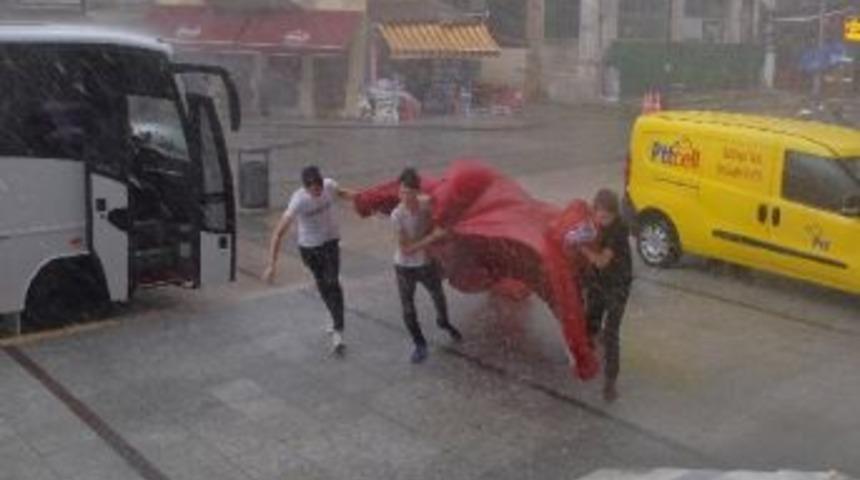 Fırtınadan U&ccedil;an Bayrağı Gen&ccedil;ler B&ouml;yle Kaldırdı