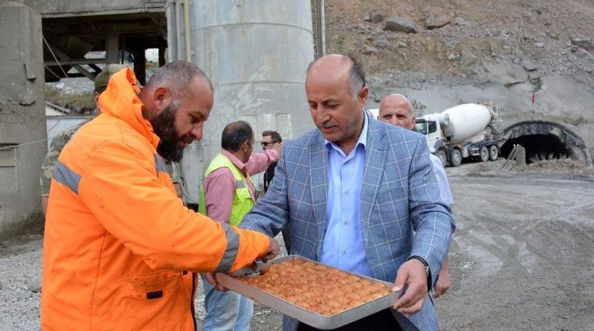 Vali, T&uuml;nelde &Ccedil;alışan İş&ccedil;ilere Tatlı İkramında Bulundu