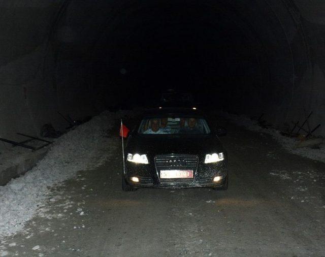 Vali, Tünelde Çalışan İşçilere Tatlı İkramında Bulundu