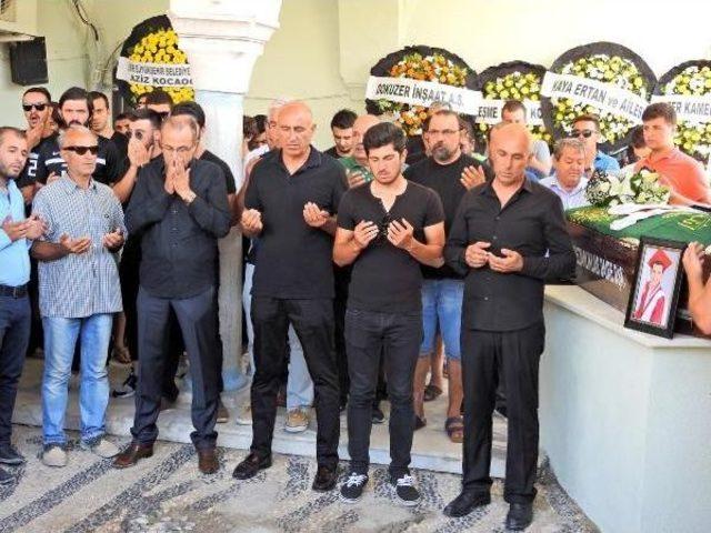 Motosiklet Kazasında Ölen Mehmet, Çeşme'de Toprağa Verildi