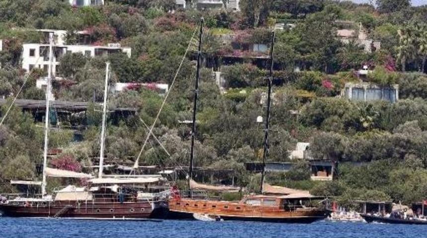 Kelly Brook Için Beach Club'ın Önünü Yatlarla Kapattılar