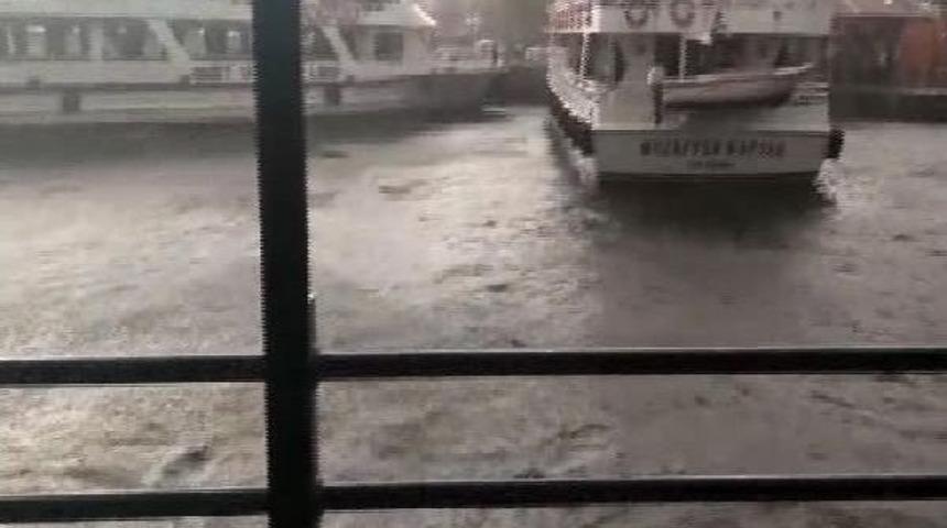 Emin&ouml;n&uuml;n'de Kuvvetli Yağış&nbsp;