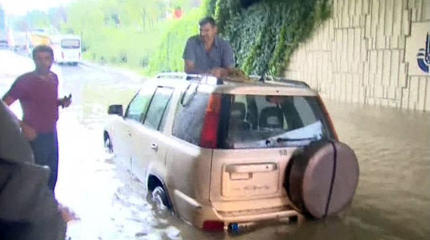 Alt Ge&ccedil;itte Mahsur Kalan Cip İtfaiye Tarafından Halatla &Ccedil;ekildi