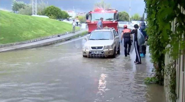 Alt Geçitte Mahsur Kalan Cip İtfaiye Tarafından Halatla Çekildi