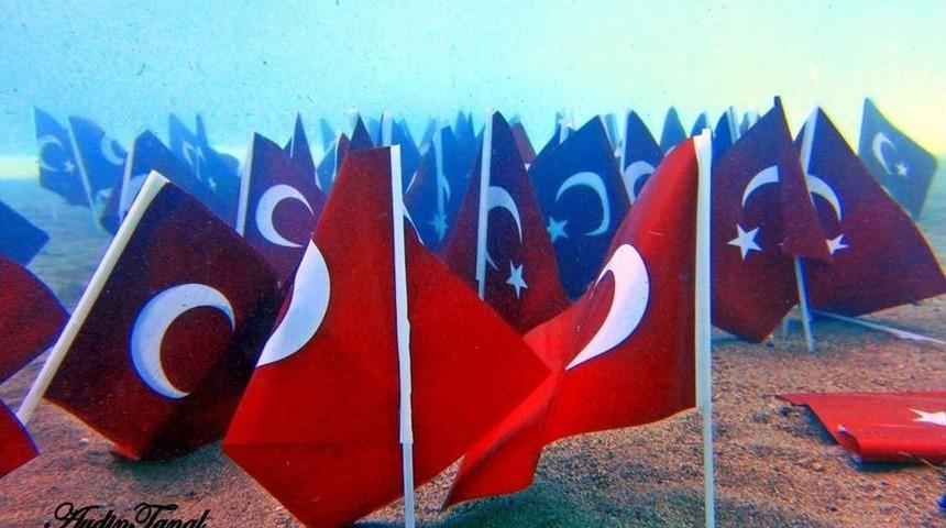 Denizin 30 Metre Altında, 30 Ağustos Kutlaması