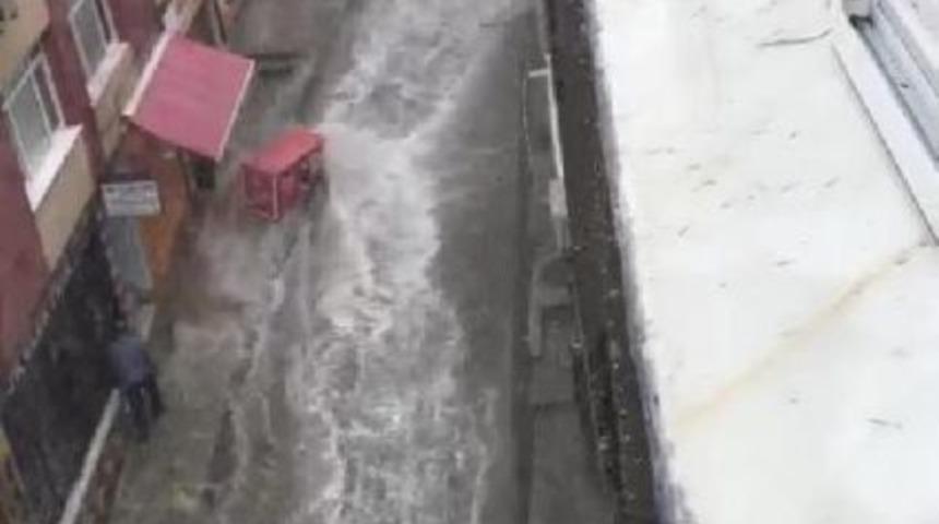 Beyoğlu'nda Sokaklar Irmağa D&ouml;nd&uuml;&nbsp;