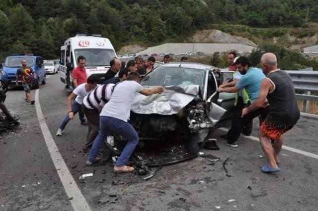 Amasra'da Iki Otomobil Çarpıştı: 6 Yaralı