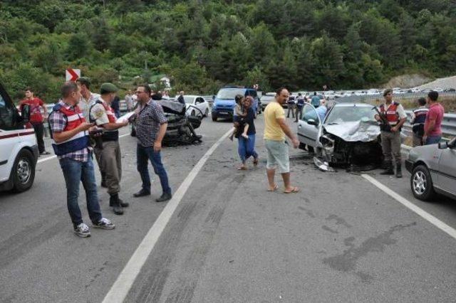 Amasra'da Iki Otomobil Çarpıştı: 6 Yaralı