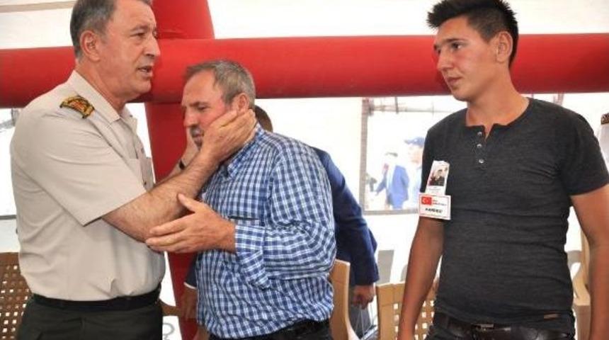 Hulusi Akar'dan Şehit Ailesine Ziyaret