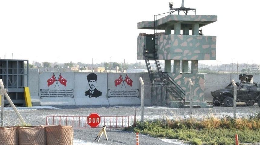 Sınırdaki Duvara T&uuml;rk Bayrakları Ve Atat&uuml;rk Portresi &Ccedil;izildi