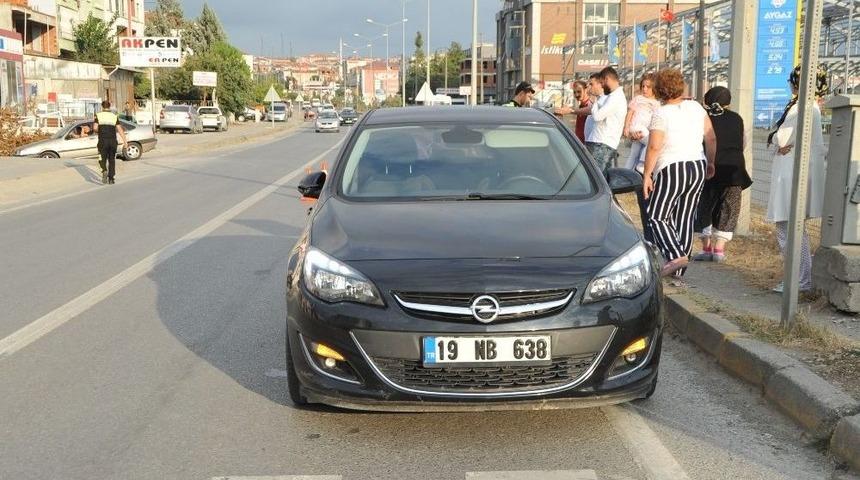 Otomobilin &Ccedil;arptığı 2 Yaya Yaralandı