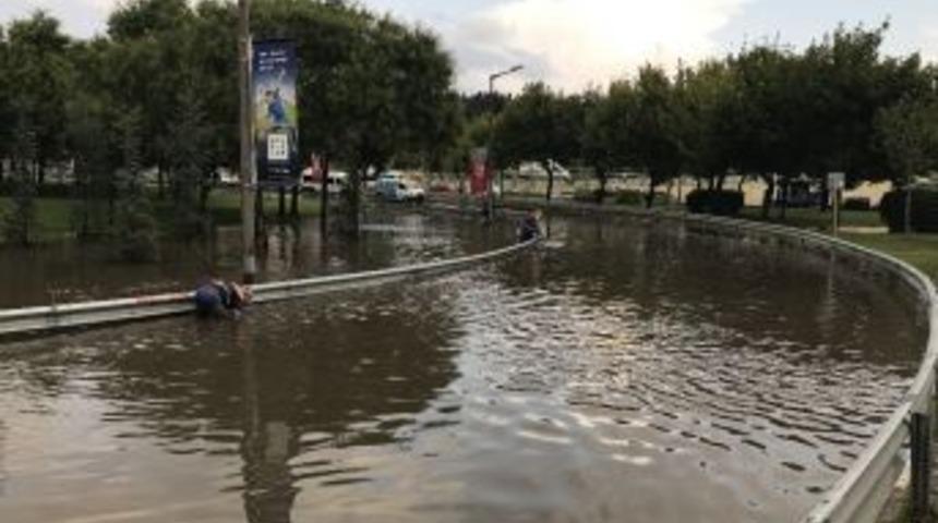 Tem Bağlantı Yolu Adeta Göle Döndü