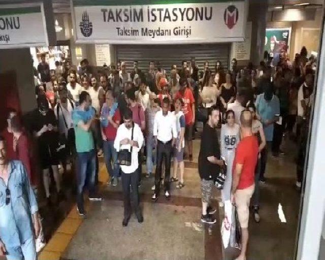 Taksim Meydanı'nda Kuvvetli Yağış Etkili Oldu 