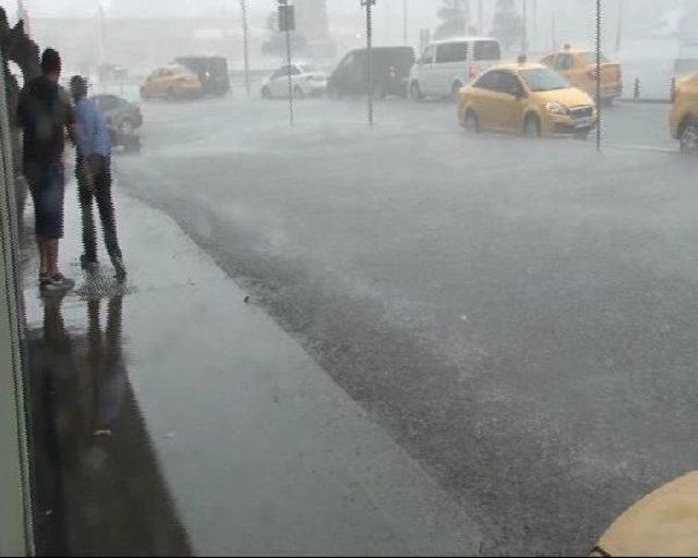 Taksim Meydanı'nda Kuvvetli Yağış Etkili Oldu 