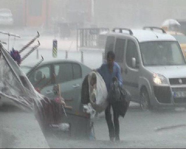 Taksim Meydanı'nda Kuvvetli Yağış Etkili Oldu 