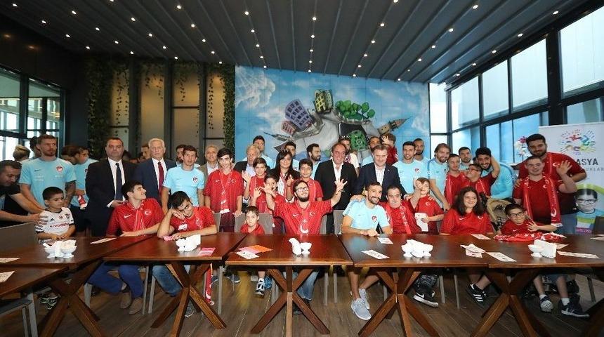 &Ouml;zel &Ccedil;ocuklar, Milli Takım Kampında